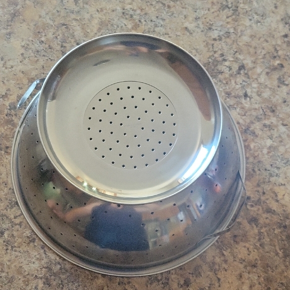Premium Silver Kitchen Colander - Picture 4 of 7